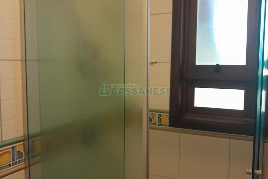 Casa com 400m², 3 dormitórios, 2 vagas, no bairro Santa Catarina em Caxias do Sul para Alugar