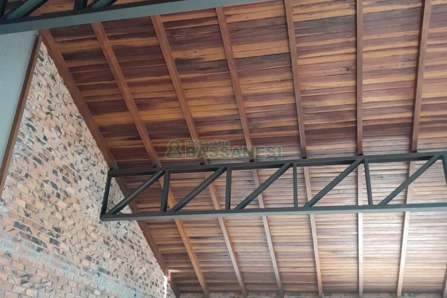 Casa com 400m², 3 dormitórios, 2 vagas, no bairro Santa Catarina em Caxias do Sul para Alugar