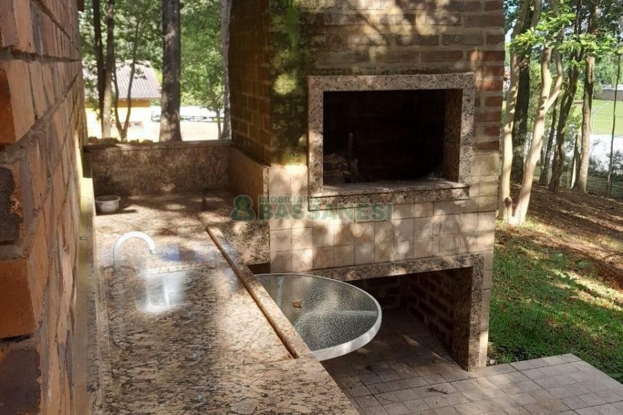 Casa com 400m², 3 dormitórios, 2 vagas, no bairro Santa Catarina em Caxias do Sul para Alugar