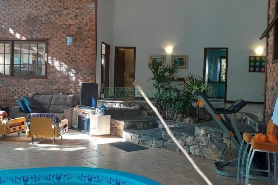 Casa com 400m², 3 dormitórios, 2 vagas, no bairro Santa Catarina em Caxias do Sul para Alugar