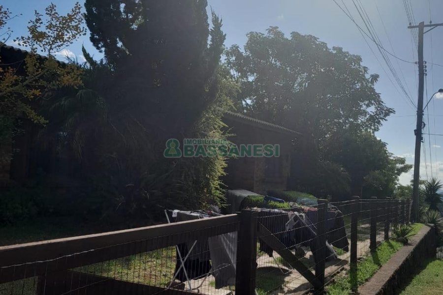 Casa com 400m², 3 dormitórios, 2 vagas, no bairro Santa Catarina em Caxias do Sul para Alugar