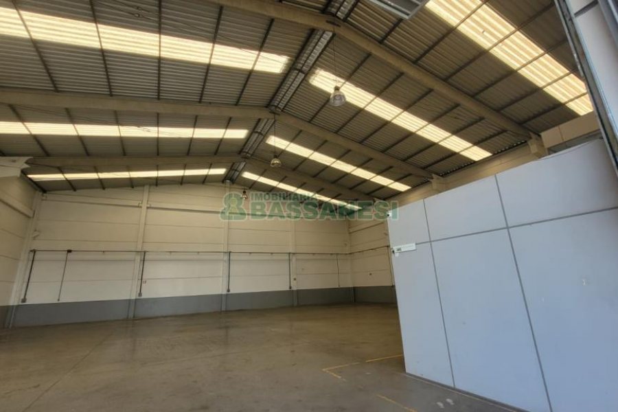 Pavilhão com 580m², 2 vagas, no bairro Cidade Nova em Caxias do Sul para Alugar