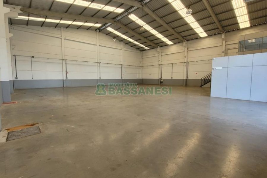 Pavilhão com 580m², 2 vagas, no bairro Cidade Nova em Caxias do Sul para Alugar