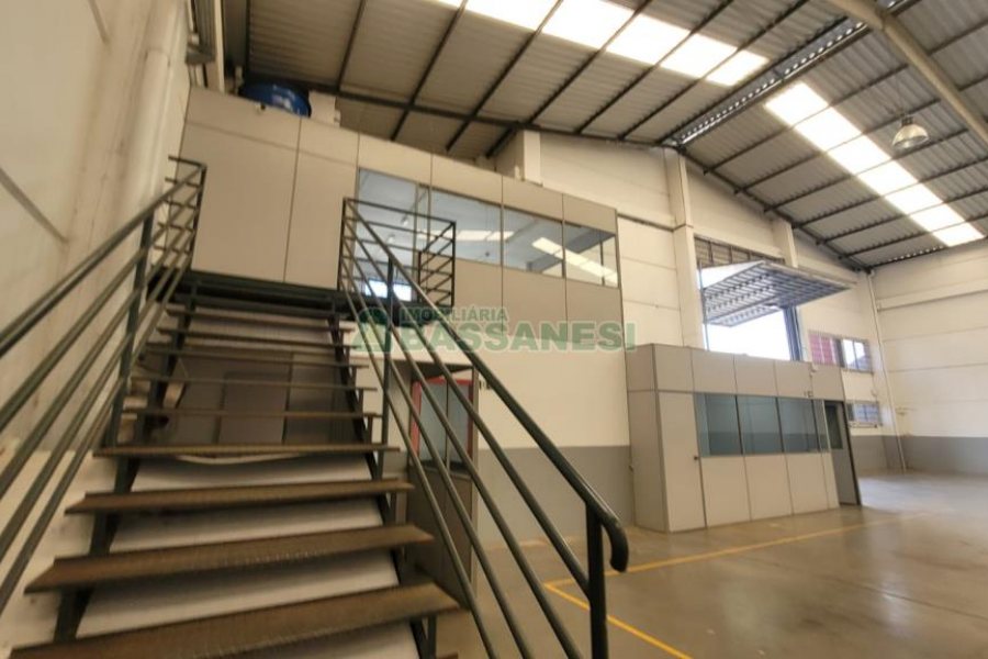 Pavilhão com 580m², 2 vagas, no bairro Cidade Nova em Caxias do Sul para Alugar