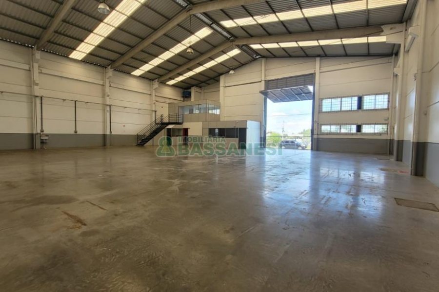 Pavilhão com 580m², 2 vagas, no bairro Cidade Nova em Caxias do Sul para Alugar