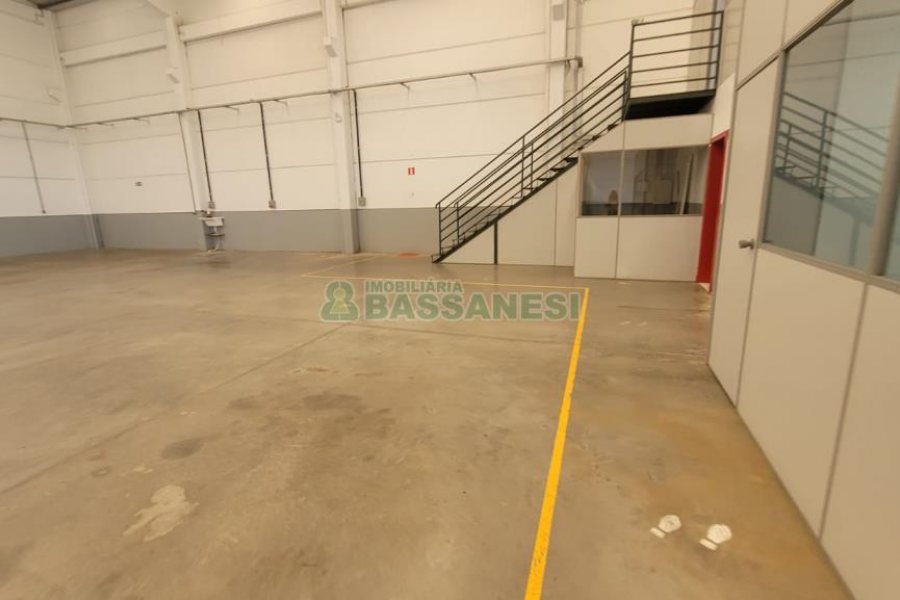 Pavilhão com 580m², 2 vagas, no bairro Cidade Nova em Caxias do Sul para Alugar