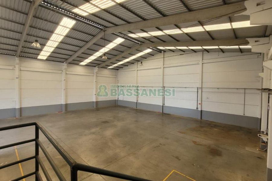 Pavilhão com 580m², 2 vagas, no bairro Cidade Nova em Caxias do Sul para Alugar