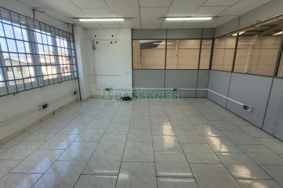 Pavilhão com 580m², 2 vagas, no bairro Cidade Nova em Caxias do Sul para Alugar