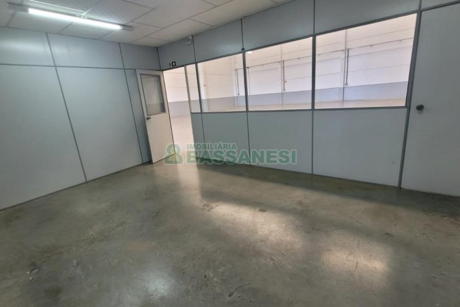 Pavilhão com 580m², 2 vagas, no bairro Cidade Nova em Caxias do Sul para Alugar