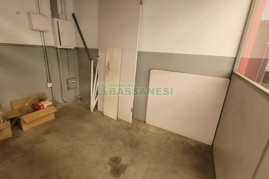 Pavilhão com 580m², 2 vagas, no bairro Cidade Nova em Caxias do Sul para Alugar