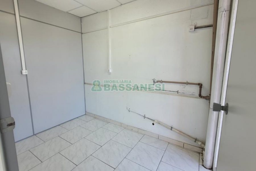 Pavilhão com 580m², 2 vagas, no bairro Cidade Nova em Caxias do Sul para Alugar