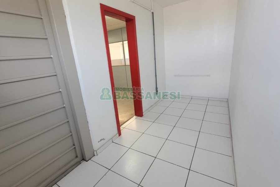 Pavilhão com 580m², 2 vagas, no bairro Cidade Nova em Caxias do Sul para Alugar