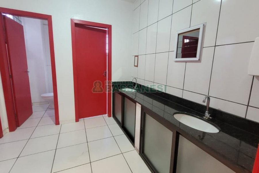 Pavilhão com 580m², 2 vagas, no bairro Cidade Nova em Caxias do Sul para Alugar