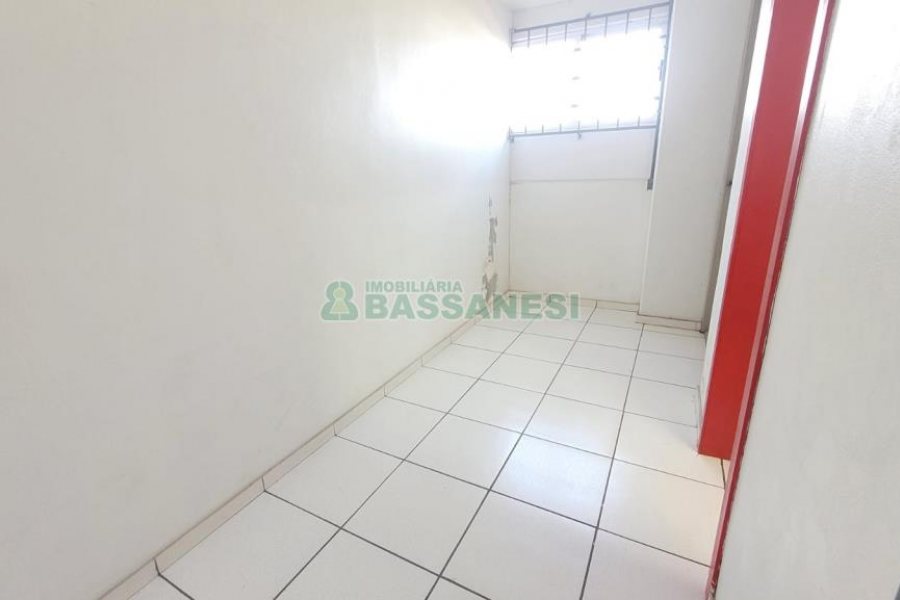 Pavilhão com 580m², 2 vagas, no bairro Cidade Nova em Caxias do Sul para Alugar