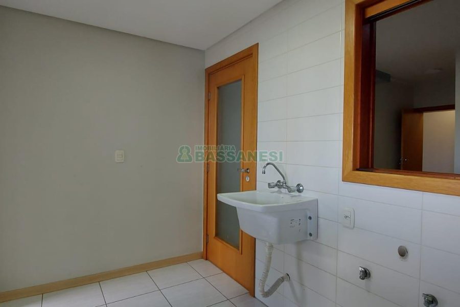 Apartamento com 140m², 3 dormitórios, 2 vagas, no bairro Centro em Caxias do Sul para Alugar ou Comprar