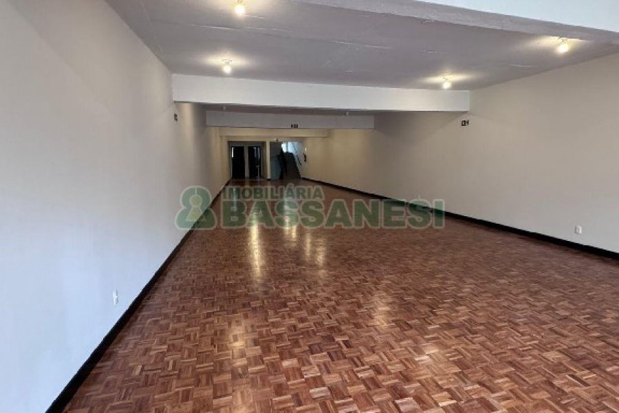 Loja com 545m², no bairro São Pelegrino em Caxias do Sul para Alugar