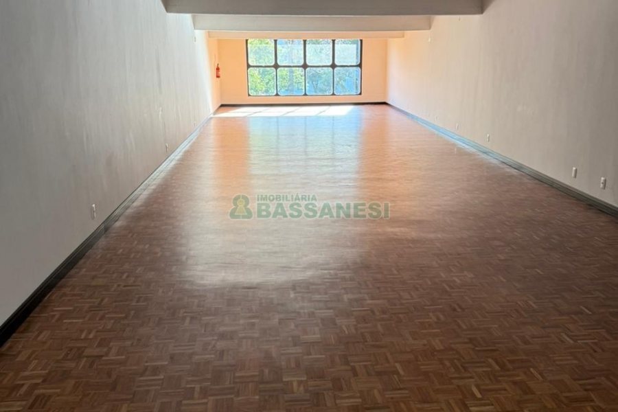 Loja com 545m², no bairro São Pelegrino em Caxias do Sul para Alugar
