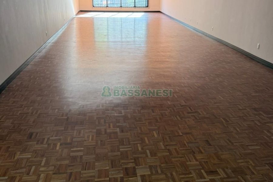 Loja com 545m², no bairro São Pelegrino em Caxias do Sul para Alugar