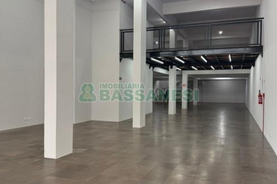Sala com 600m², no bairro Centro em Caxias do Sul para Alugar