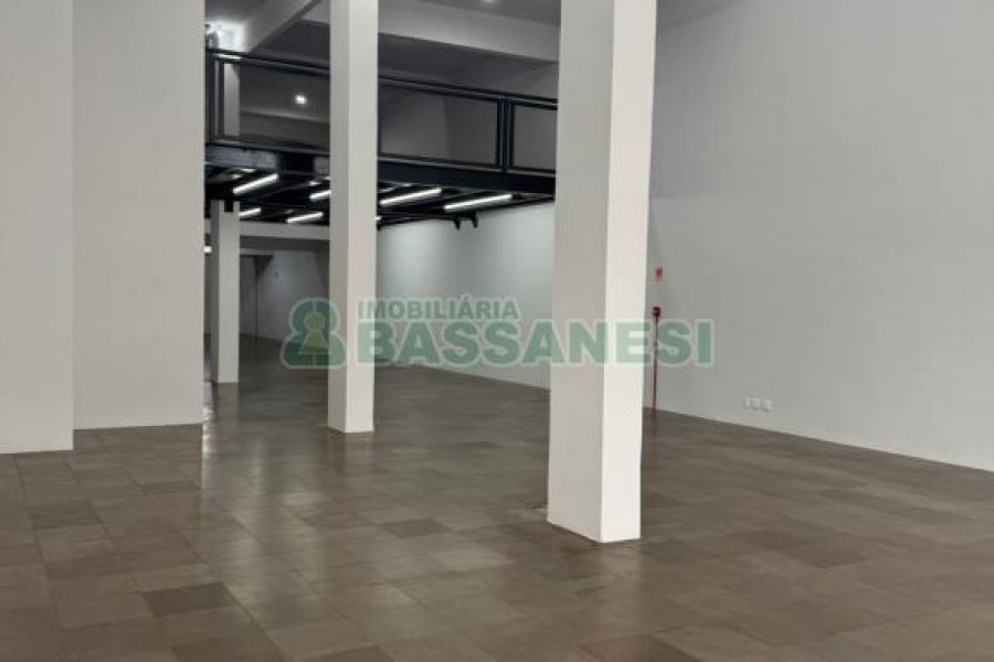 Sala com 600m², no bairro Centro em Caxias do Sul para Alugar
