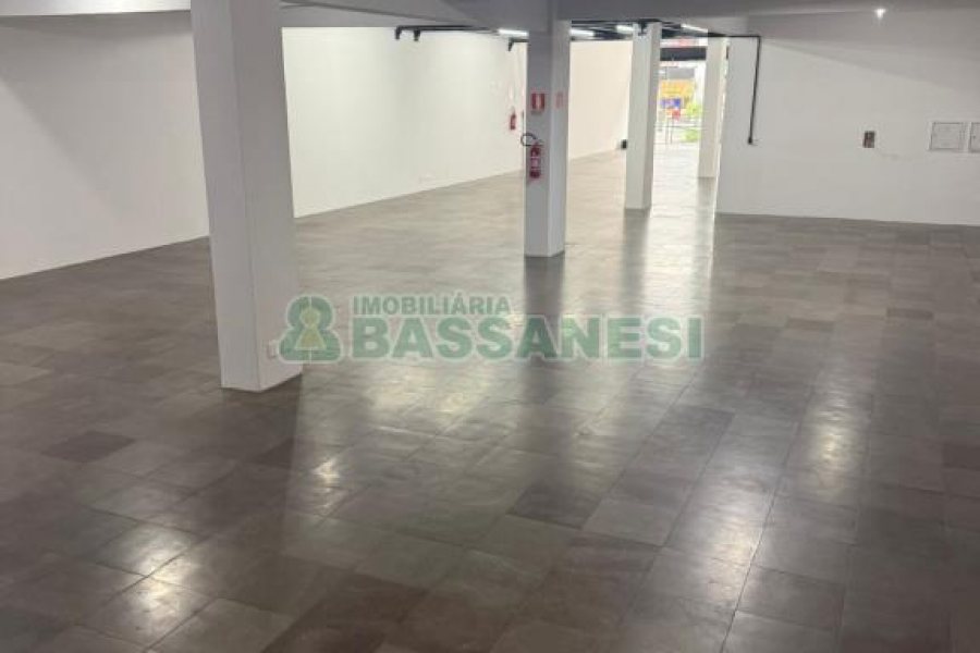 Sala com 600m², no bairro Centro em Caxias do Sul para Alugar