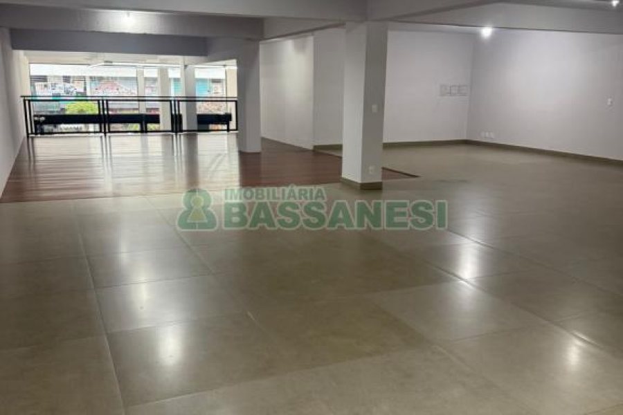 Sala com 600m², no bairro Centro em Caxias do Sul para Alugar