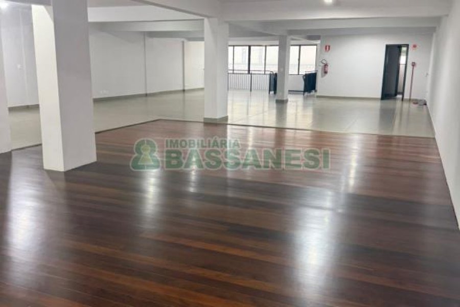 Sala com 600m², no bairro Centro em Caxias do Sul para Alugar