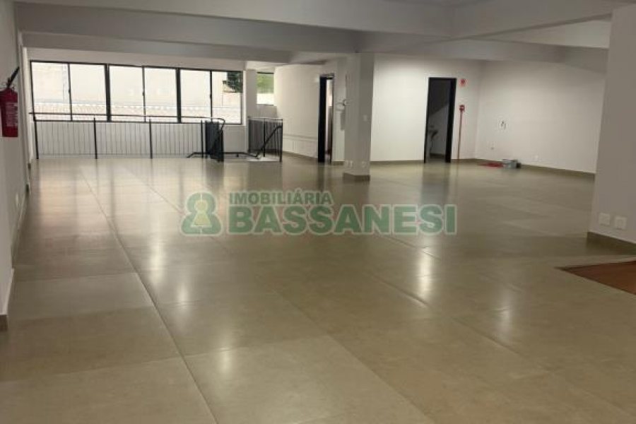 Sala com 600m², no bairro Centro em Caxias do Sul para Alugar