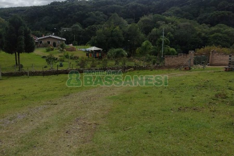 Chácara com 200m², 3 dormitórios, 1 vaga, no bairro Fazenda Souza em Caxias do Sul para Comprar
