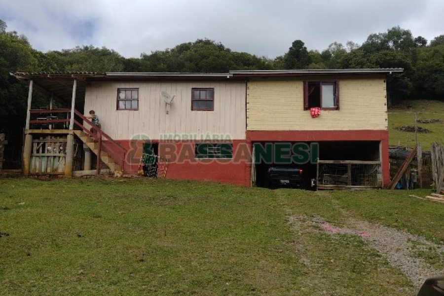Chácara com 200m², 3 dormitórios, 1 vaga, no bairro Fazenda Souza em Caxias do Sul para Comprar