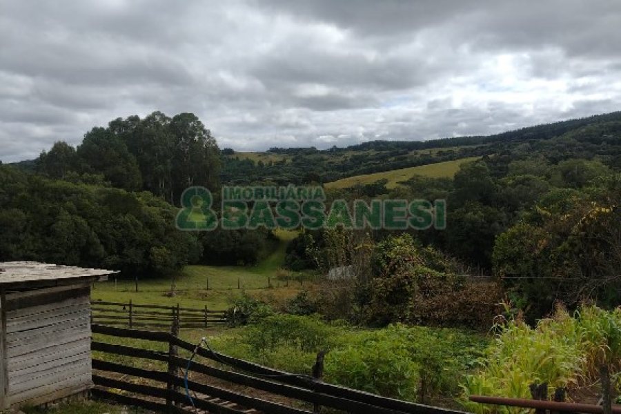 Chácara com 200m², 3 dormitórios, 1 vaga, no bairro Fazenda Souza em Caxias do Sul para Comprar