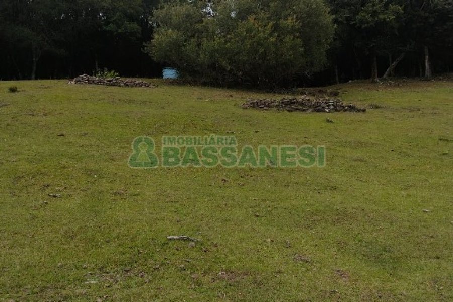 Chácara com 200m², 3 dormitórios, 1 vaga, no bairro Fazenda Souza em Caxias do Sul para Comprar