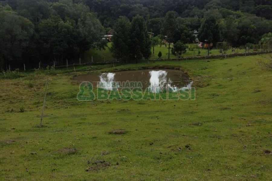 Chácara com 200m², 3 dormitórios, 1 vaga, no bairro Fazenda Souza em Caxias do Sul para Comprar