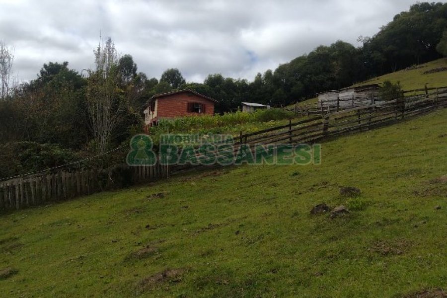 Chácara com 200m², 3 dormitórios, 1 vaga, no bairro Fazenda Souza em Caxias do Sul para Comprar