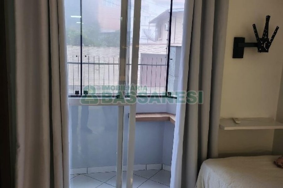 Kitinete Mobiliado com 25m², 1 dormitório, 1 vaga, no bairro Petrópolis em Caxias do Sul para Alugar