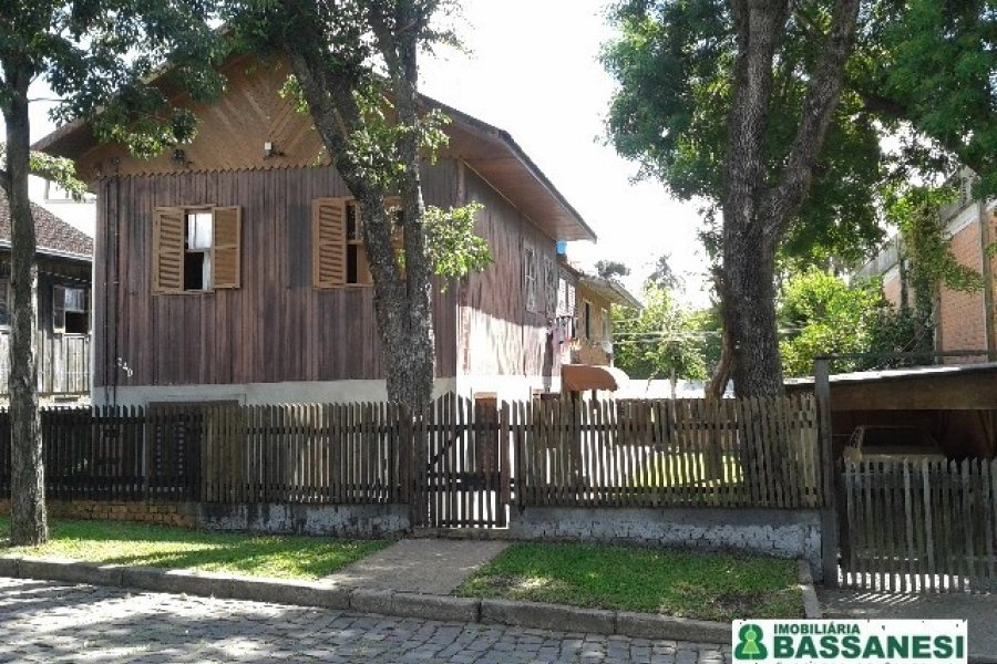 Casa com 250m², 7 dormitórios, 4 vagas, no bairro Santa Catarina em Caxias do Sul para Comprar