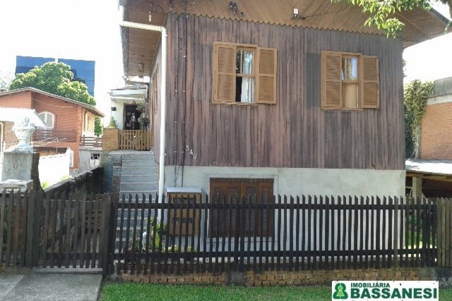 Casa com 250m², 7 dormitórios, 4 vagas, no bairro Santa Catarina em Caxias do Sul para Comprar