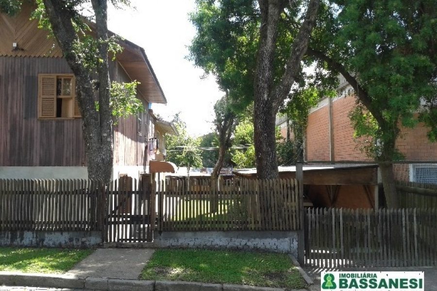Casa com 250m², 7 dormitórios, 4 vagas, no bairro Santa Catarina em Caxias do Sul para Comprar