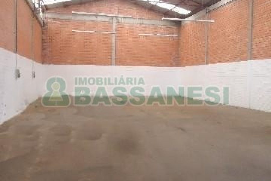 Pavilhão com 248m², no bairro Interlagos em Caxias do Sul para Alugar