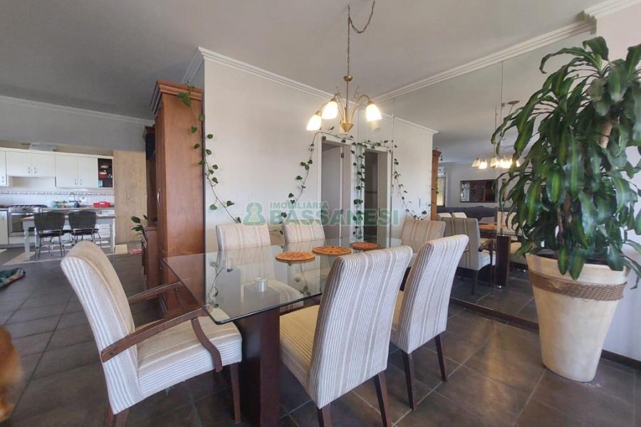 Apartamento com 221m², 3 dormitórios, 2 vagas, no bairro Centro em Caxias do Sul para Alugar ou Comprar