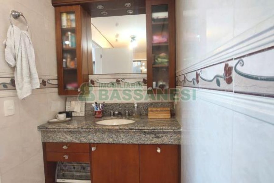 Apartamento com 221m², 3 dormitórios, 2 vagas, no bairro Centro em Caxias do Sul para Alugar ou Comprar