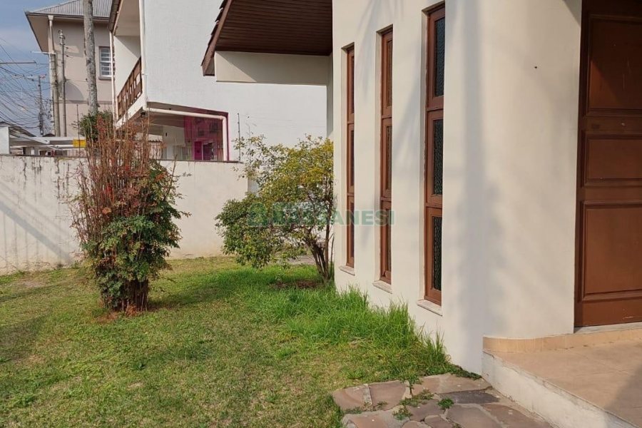 Casa Comercial com 194m², 3 dormitórios, 1 vaga, no bairro Lourdes em Caxias do Sul para Comprar