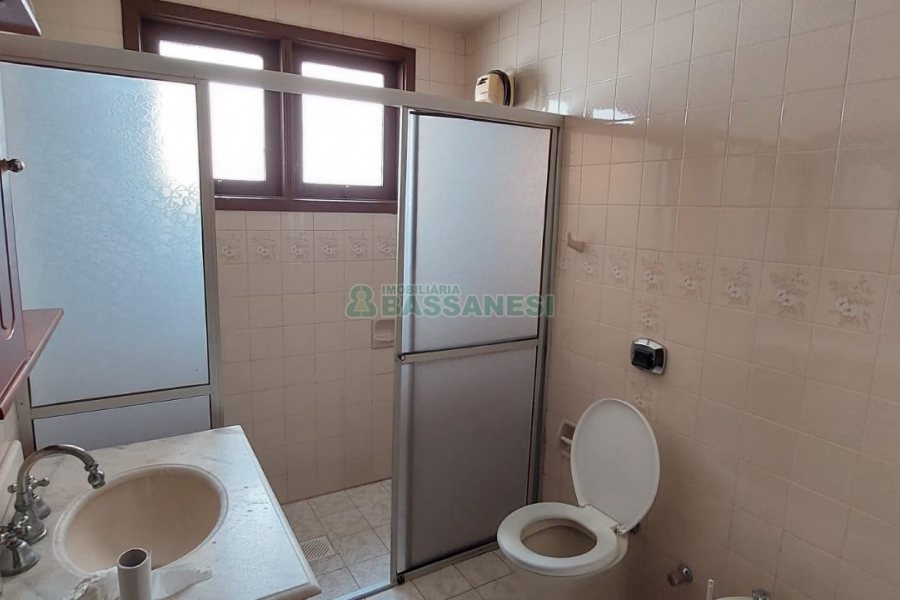 Casa Comercial com 194m², 3 dormitórios, 1 vaga, no bairro Lourdes em Caxias do Sul para Comprar