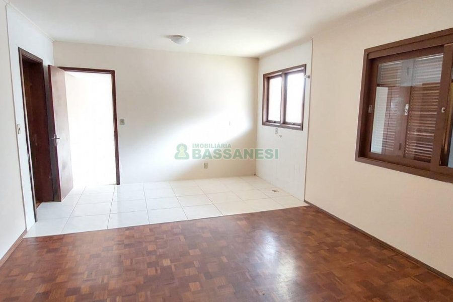 Casa Comercial com 194m², 3 dormitórios, 1 vaga, no bairro Lourdes em Caxias do Sul para Comprar