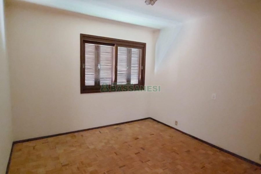 Casa Comercial com 194m², 3 dormitórios, 1 vaga, no bairro Lourdes em Caxias do Sul para Comprar