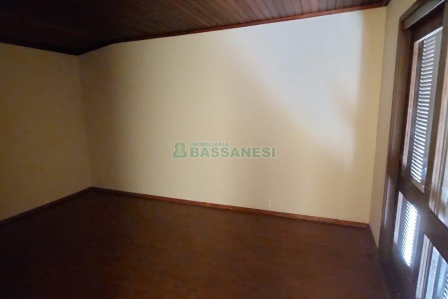 Casa Comercial com 194m², 3 dormitórios, 1 vaga, no bairro Lourdes em Caxias do Sul para Comprar