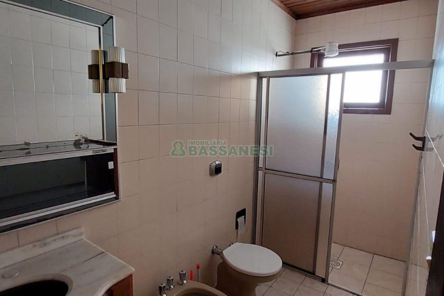 Casa Comercial com 194m², 3 dormitórios, 1 vaga, no bairro Lourdes em Caxias do Sul para Comprar