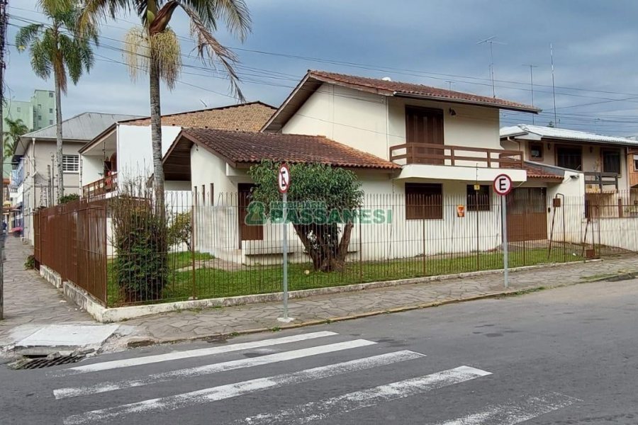 Casa Comercial com 194m², 3 dormitórios, 1 vaga, no bairro Lourdes em Caxias do Sul para Comprar