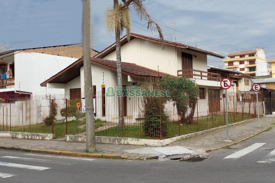 Casa Comercial com 194m², 3 dormitórios, 1 vaga, no bairro Lourdes em Caxias do Sul para Comprar