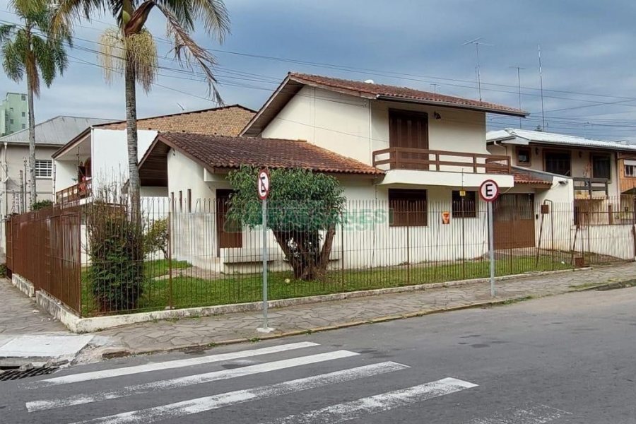 Casa Comercial com 194m², 3 dormitórios, 1 vaga, no bairro Lourdes em Caxias do Sul para Comprar